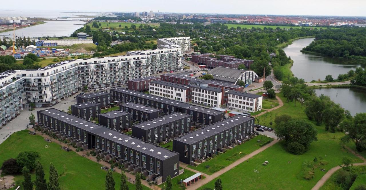 3 Bedroom At Margretheholmsvej With Balcony Near The Opera House And The Center *